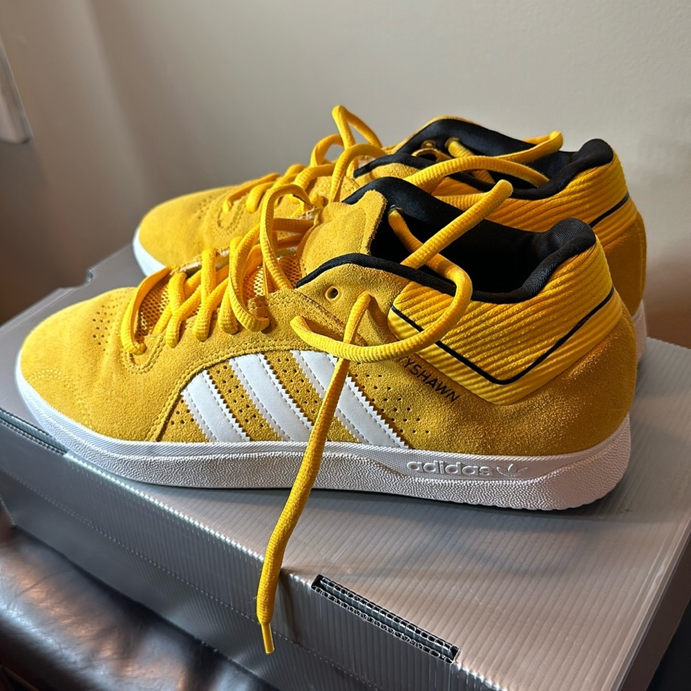 Tyshawn Jones adidas tennis shoes